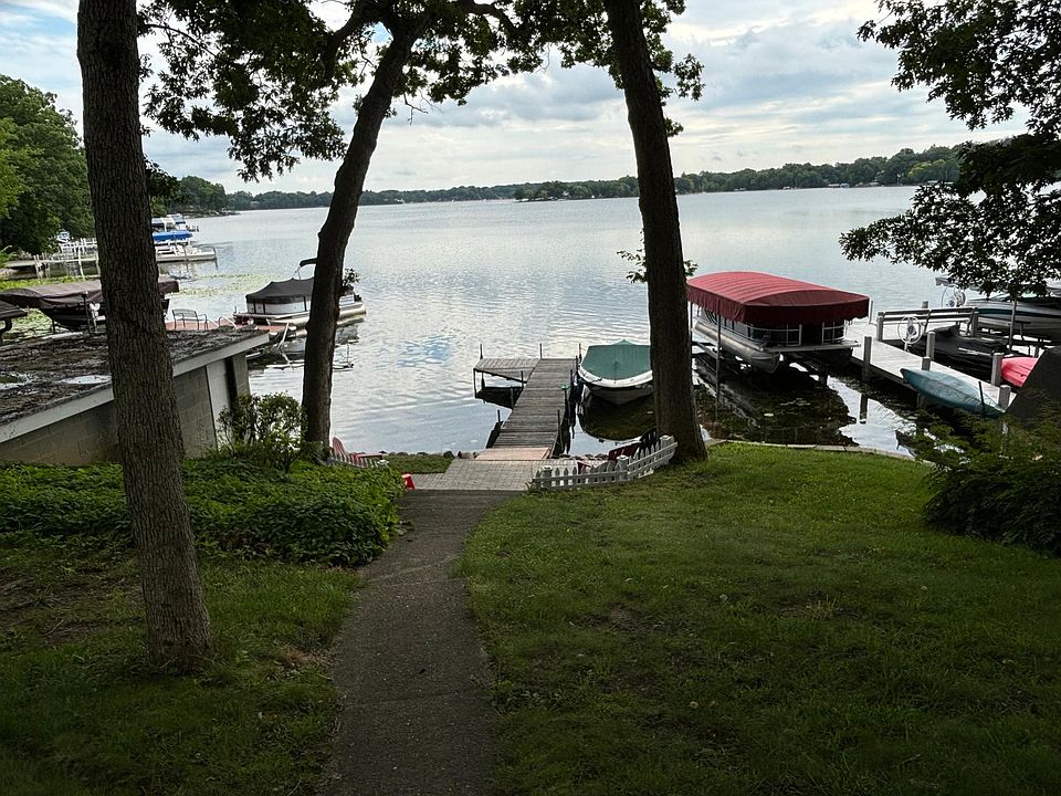 Located on the shore of Lake Beulah in SE Wisconsin. Clear water and a great fishing lake.