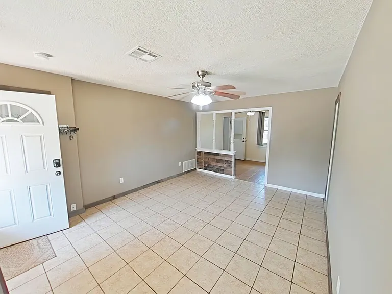 3808 SE Dorchester Dr — Photo 2
