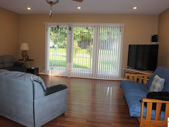 3rd image of 221 Kenwood Dr