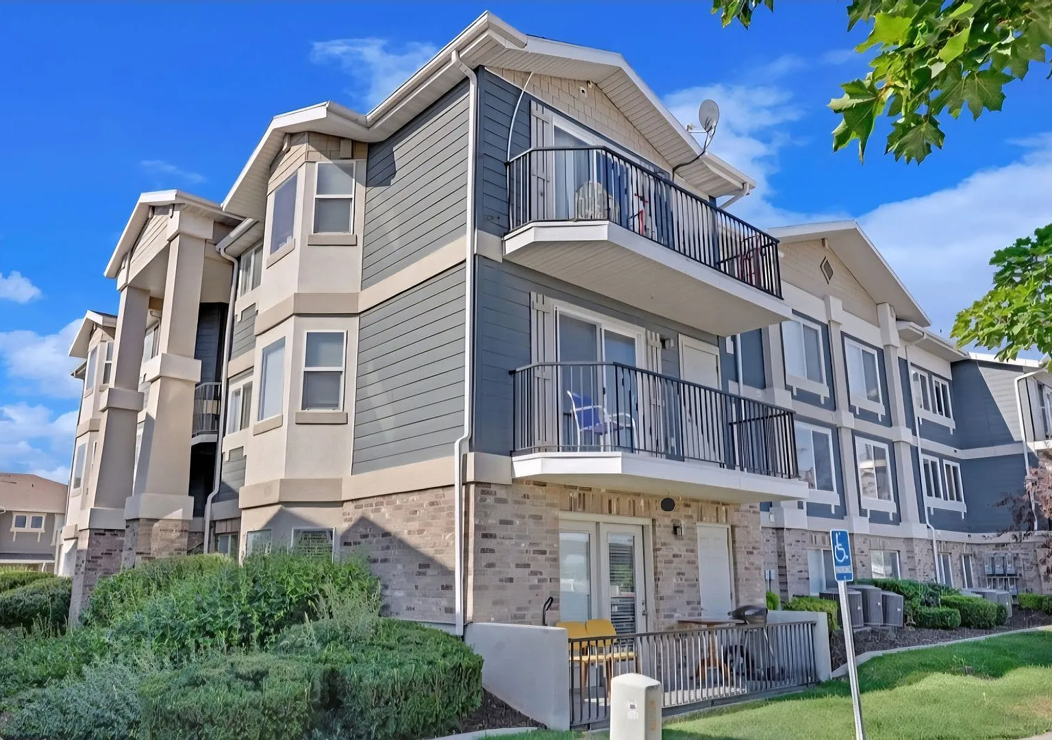 Beautiful 3 Bedroom Condo in Sandy! — Photo 1