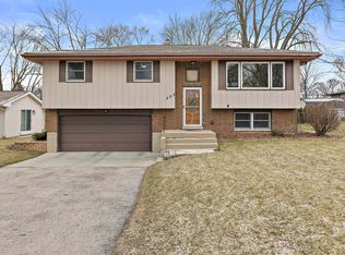 303 E Oak St, Lake In The Hills, IL 60156