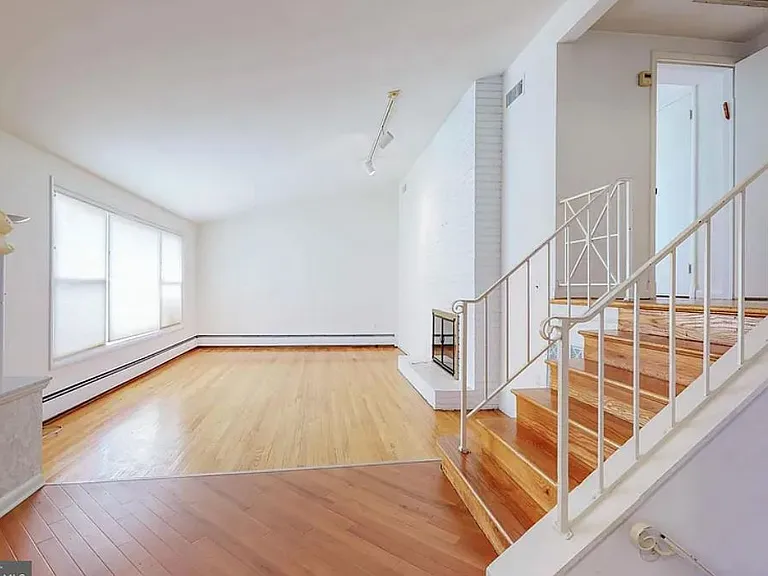 2413 Hal Cir — Photo 2