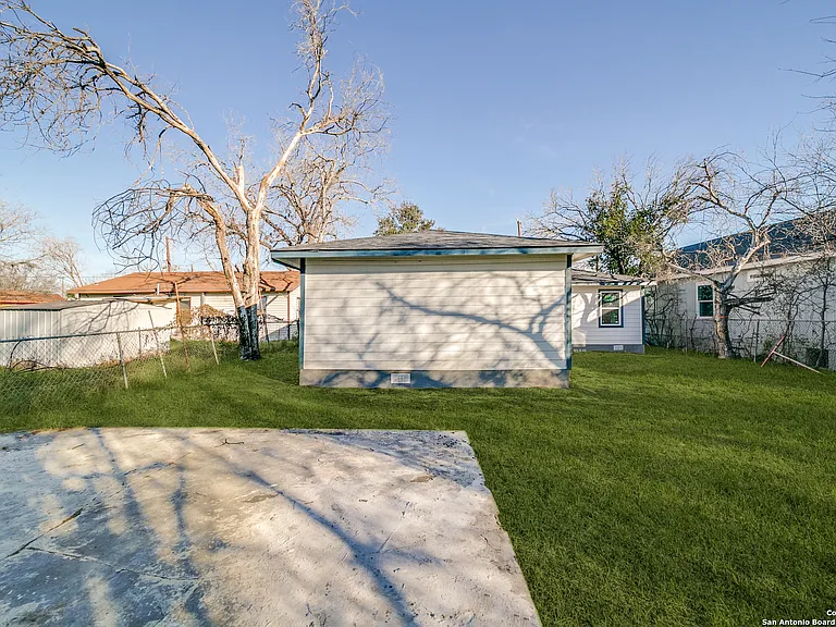 1414 Burleson St — Photo 23