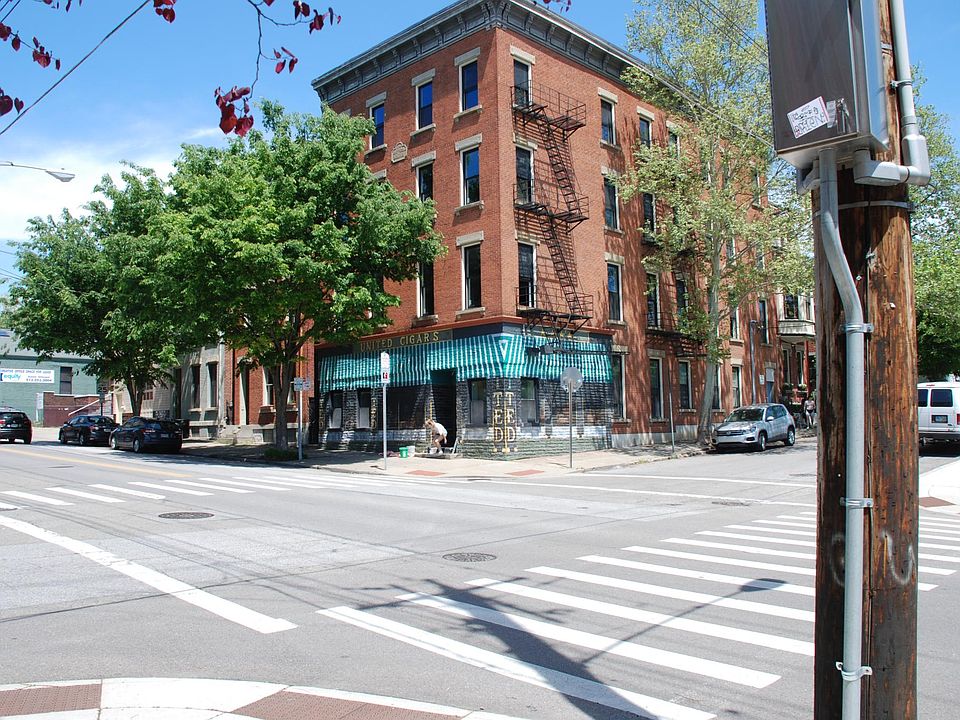 Photos and virtual tour at: www.1400sycamorestreet.com