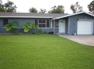 2721 Oleander Ln, Groves, TX 77619