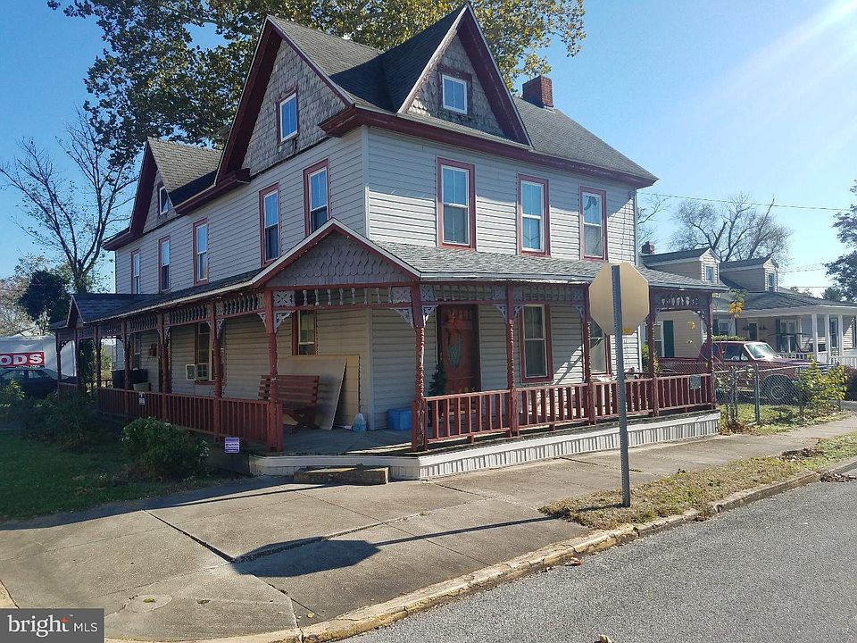 1st image of 701 E Poplar St