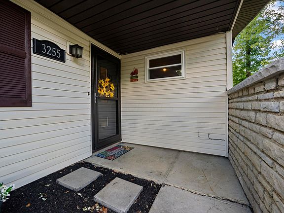 3rd image of 3255 Darbyshire Dr