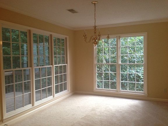 Large breakfast room w/sunlight