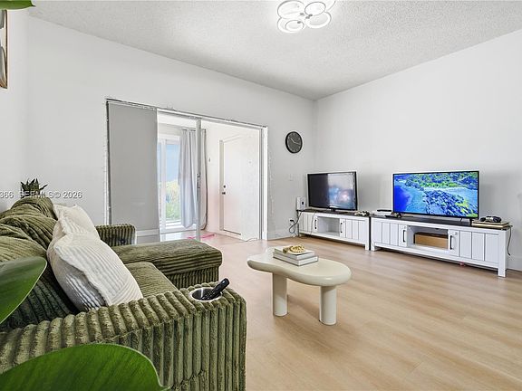 2nd image of 2 Simonton Cir