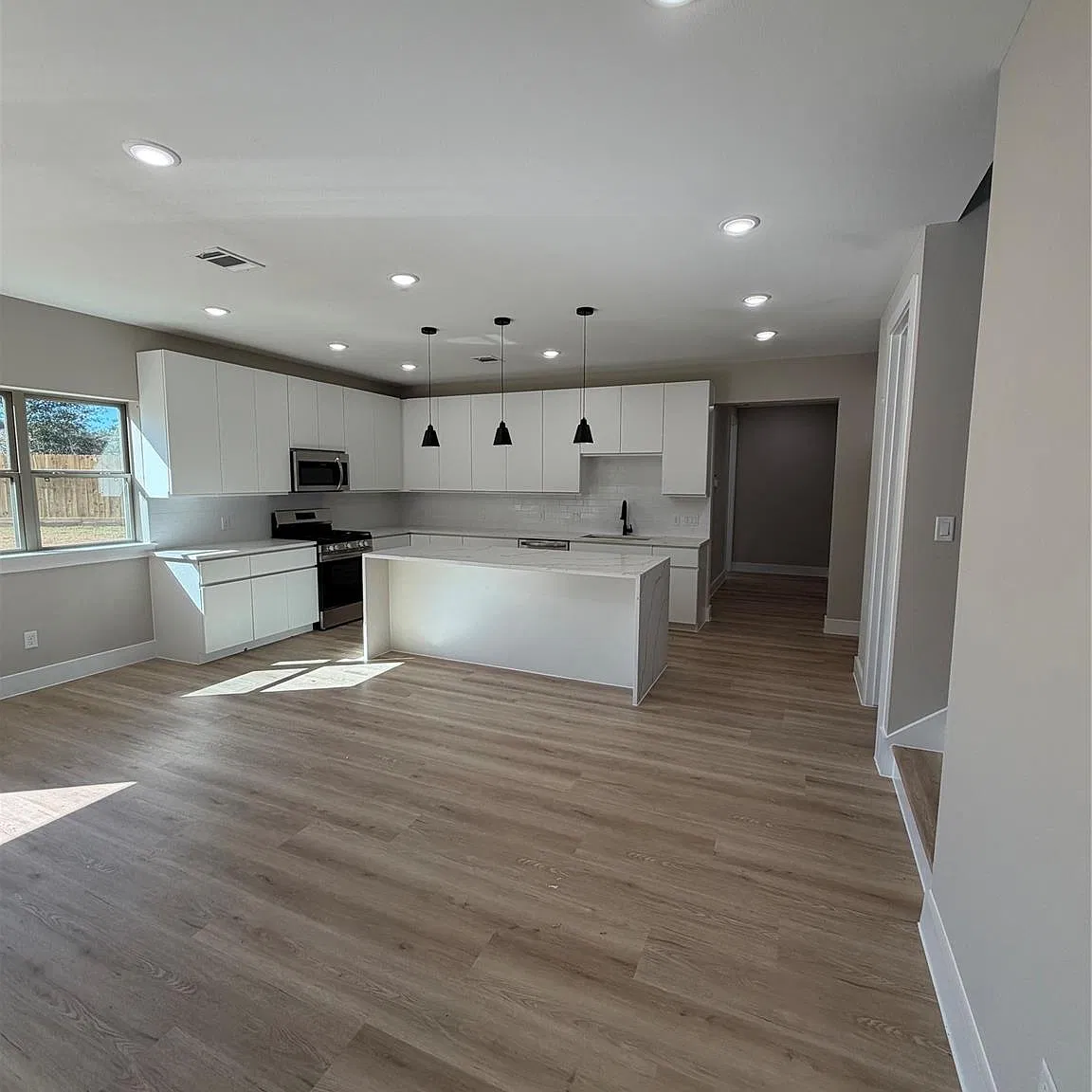 4 bed, 3.5 bath, 2505 sqft, $2,900 — Photo 3