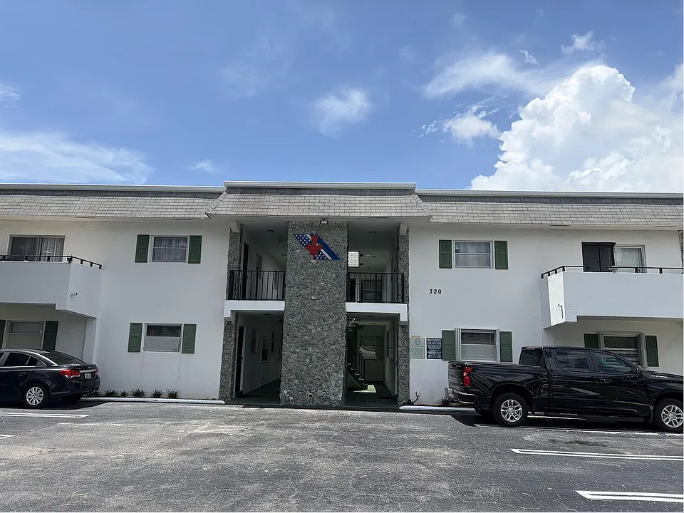 320 SW 1st St #D-4