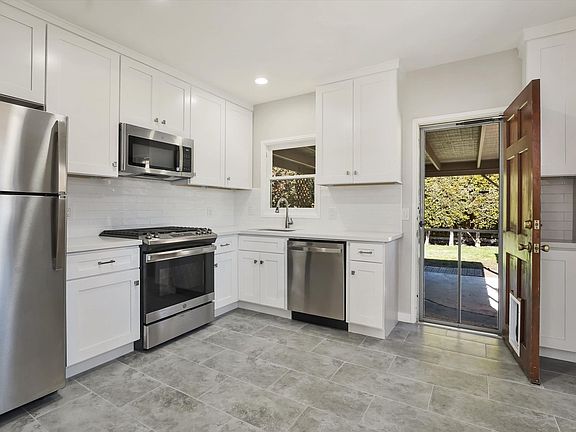 5th image of 2132 Mission Ave