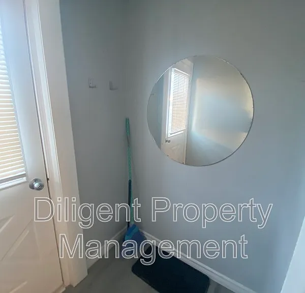 260 Lansdowne St W — Photo 4
