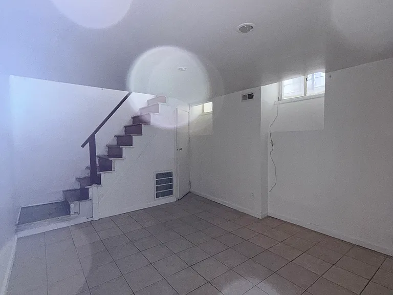 254 S 10th St #1-R — Photo 14