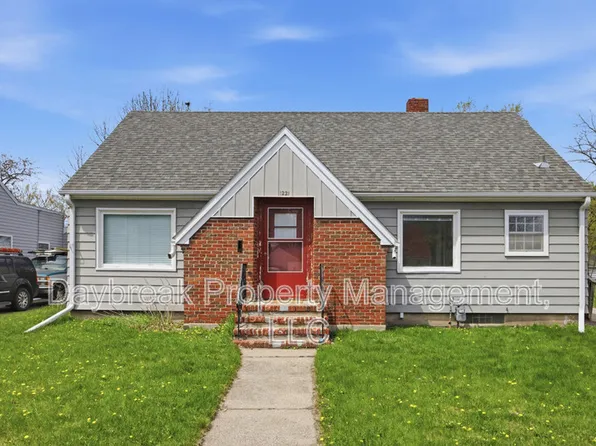 1221 5th St S, Moorhead, MN 56560