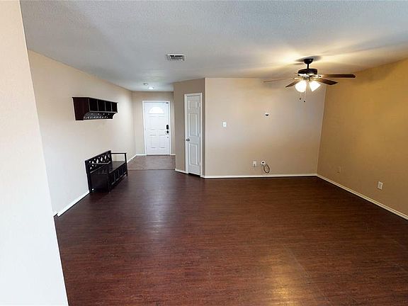 4th image of 704 Wrigley Dr