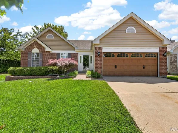 385 Birchwood Crossing Ln, Maryland Heights, MO 63043
