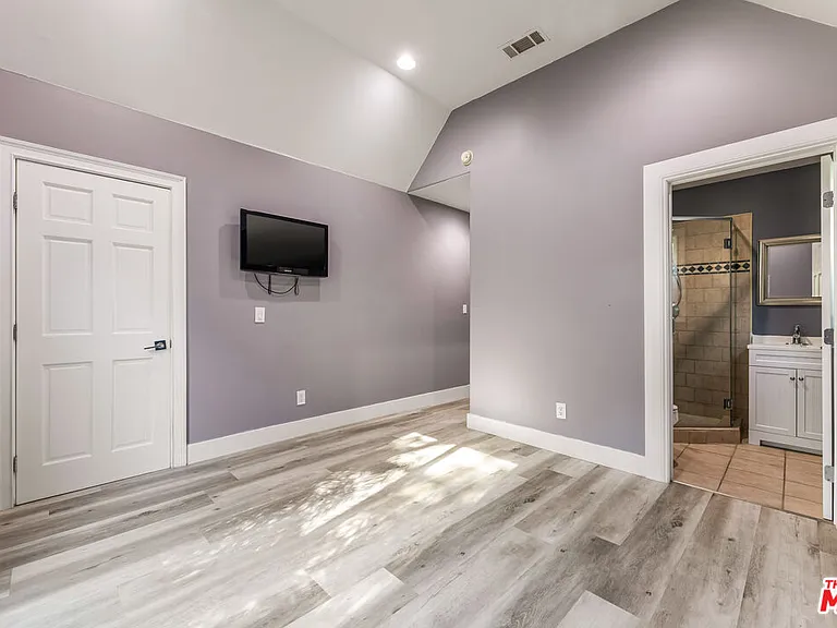 1112 S Highland Ave — Photo 14