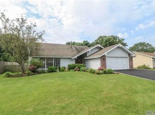 50 Joanne Dr, Holbrook, NY 11741