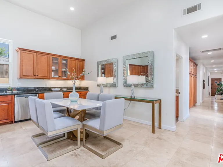 3718 S Barrington Ave — Photo 4