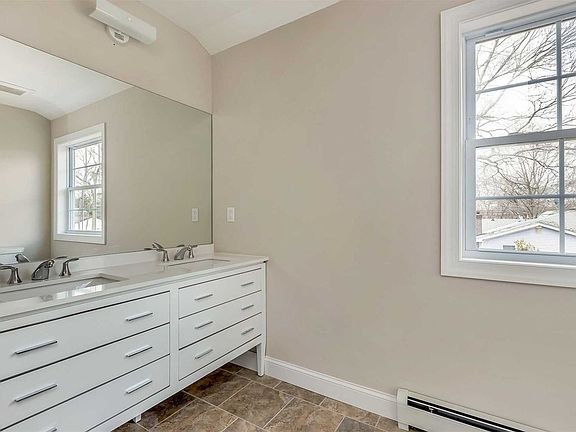 5th image of 30 Hanrahan Ave