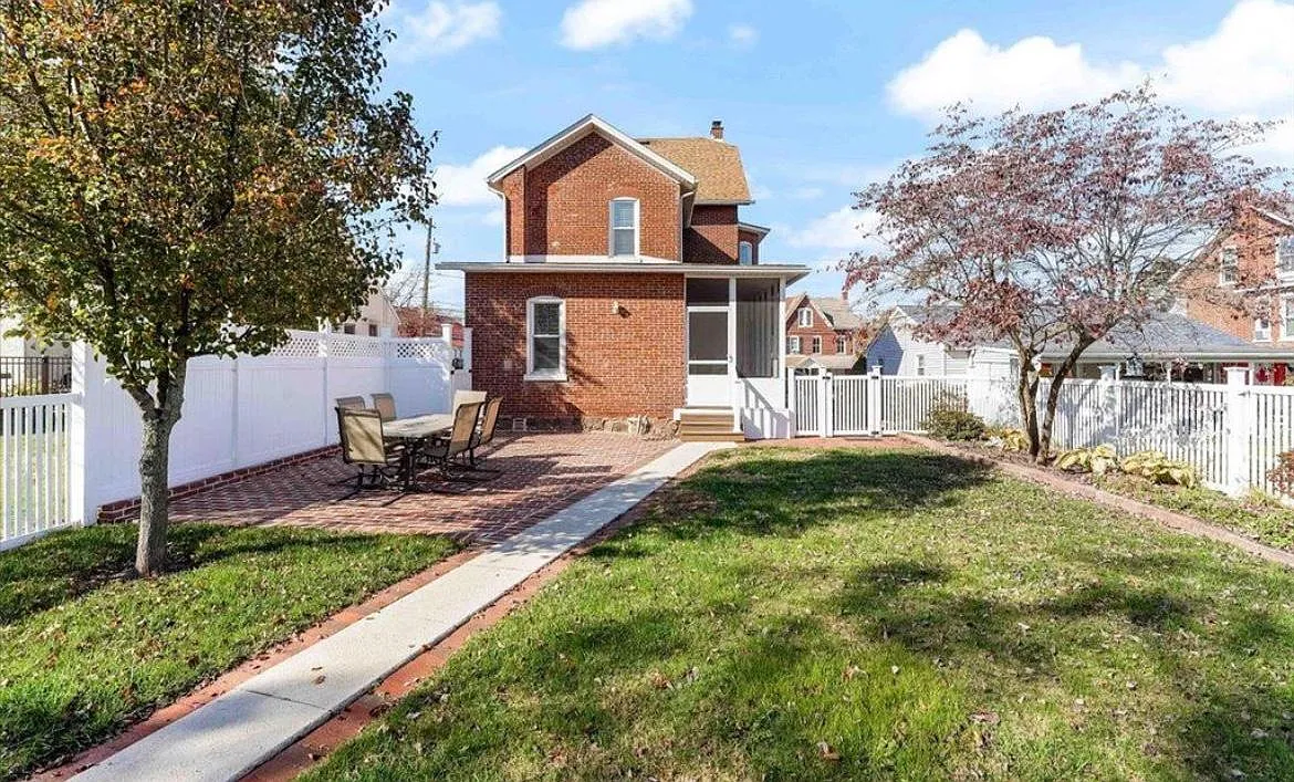 326 Walnut St — Photo 2