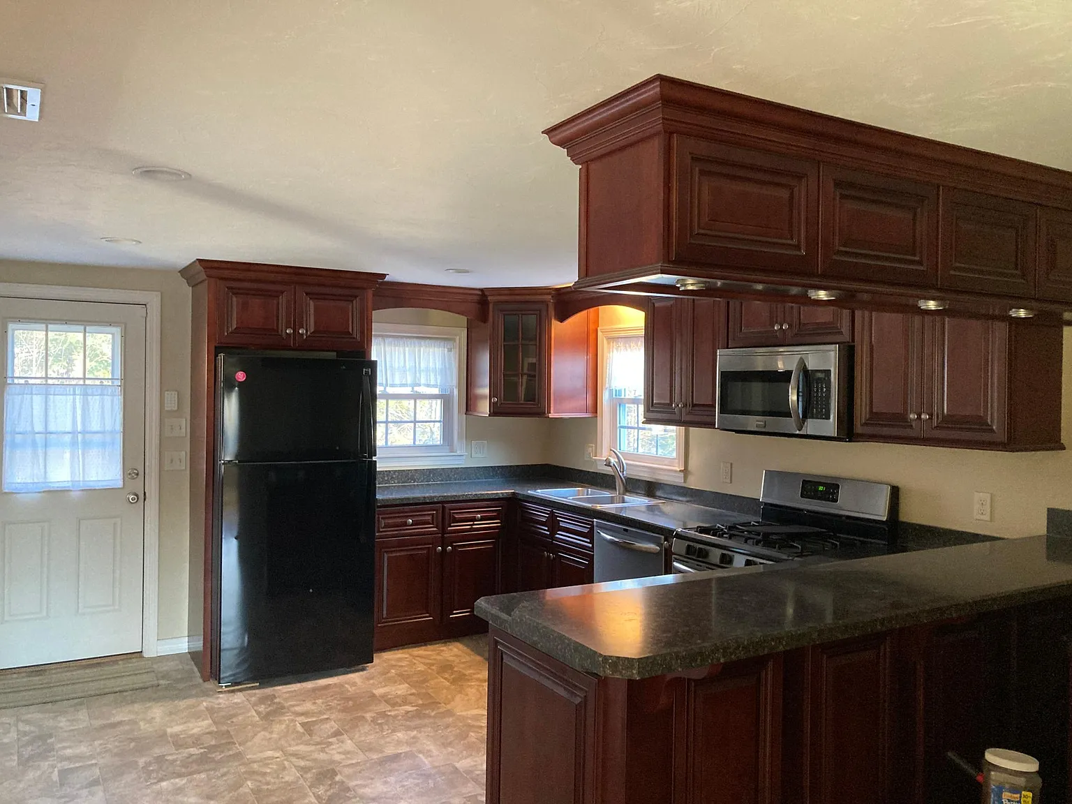 3 bed, 1450 sqft, $3,395 — Photo 2