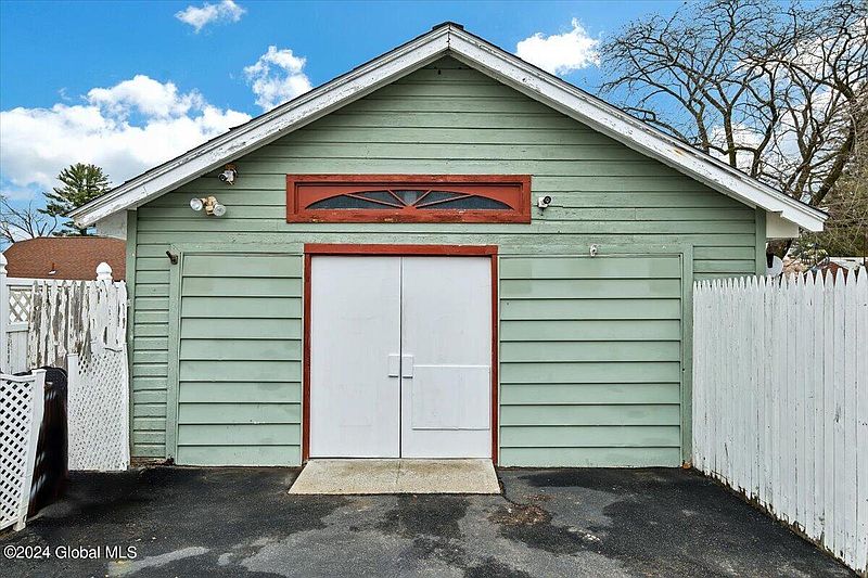 3rd image of 2625 Turner Avenue