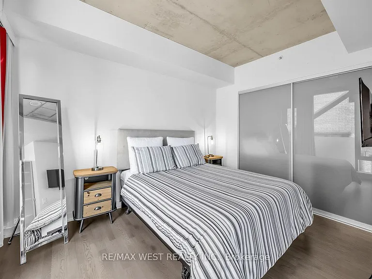 560 King St W #214 — Photo 8
