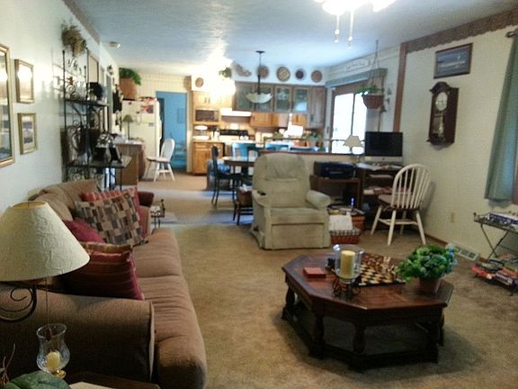 Familyroom thru dinette to kitchen