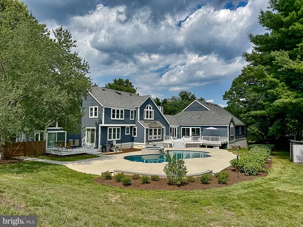 10309 E Hunter Valley Rd, Vienna, VA 22181