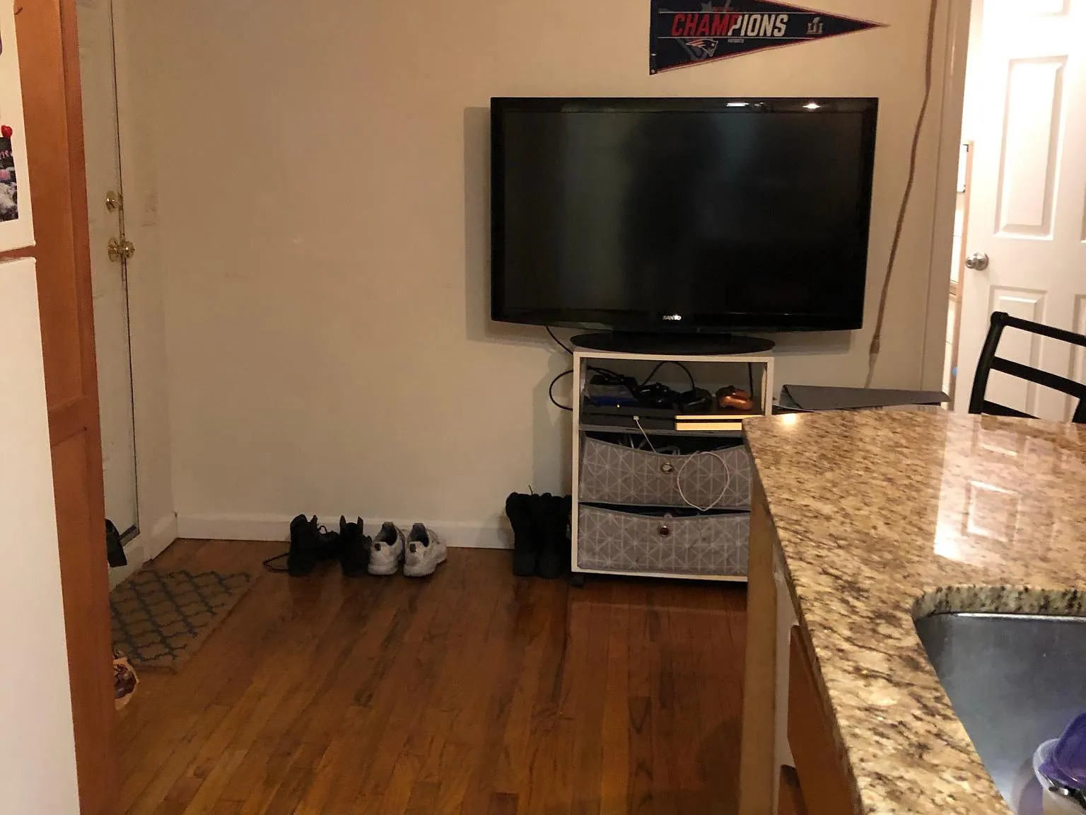 2 bed, 600 sqft, $3,200 — Photo 4