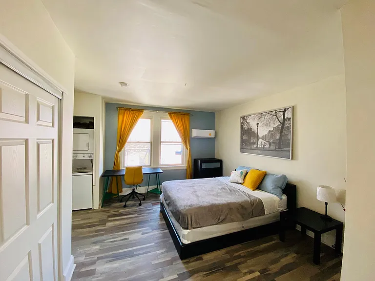 826 E 33rd St #1 — Photo 4