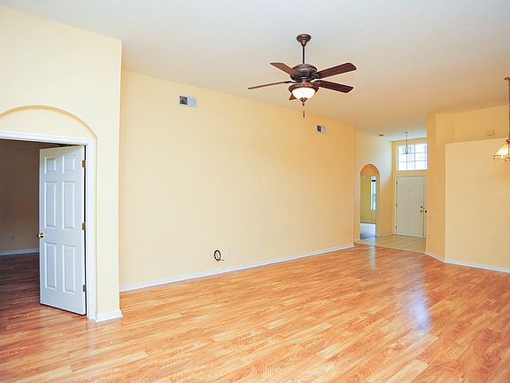 4th image of 24 Crosstie Ct