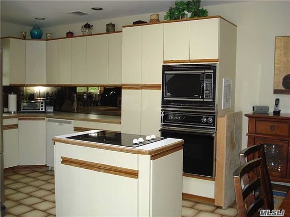 4th image of 155 Sotzen Ave