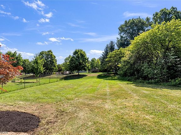4th image of 1055 Thomas Dr