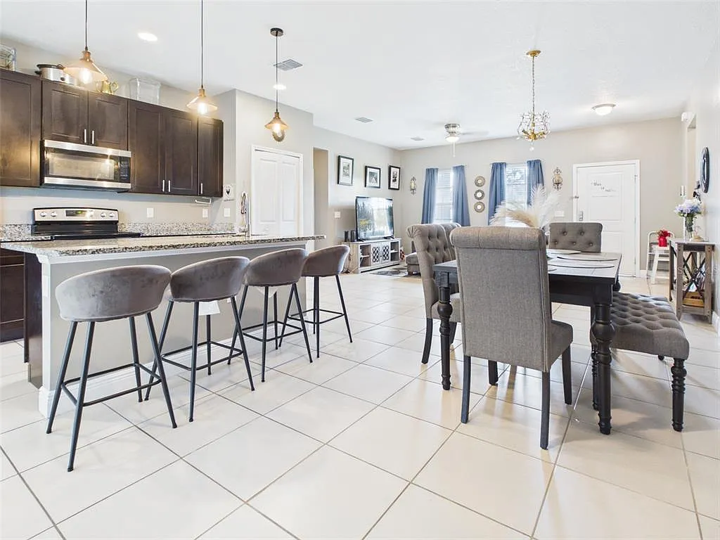 4 bed, 2.0 bath, 1578 sqft, $1,900 — Photo 3