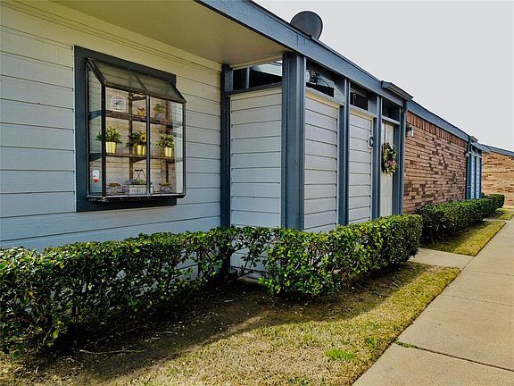 4th image of 624 Bellaire Dr APT C