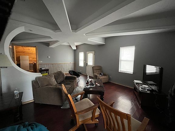 2nd image of 206 Elroy St