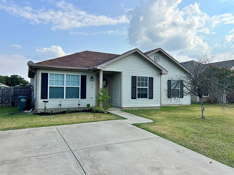 1728 Red Oak Ct — Photo 1