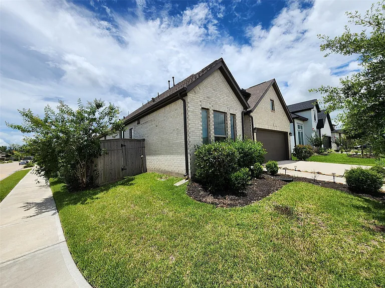 10718 Blossom River Dr — Photo 2