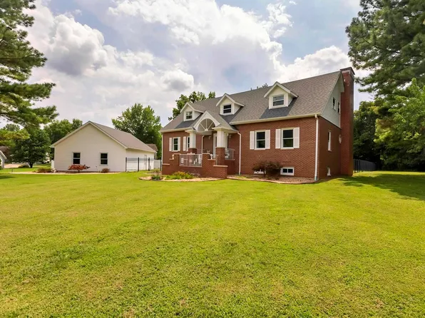 24 Pinewood Dr, Carbondale, IL 62901