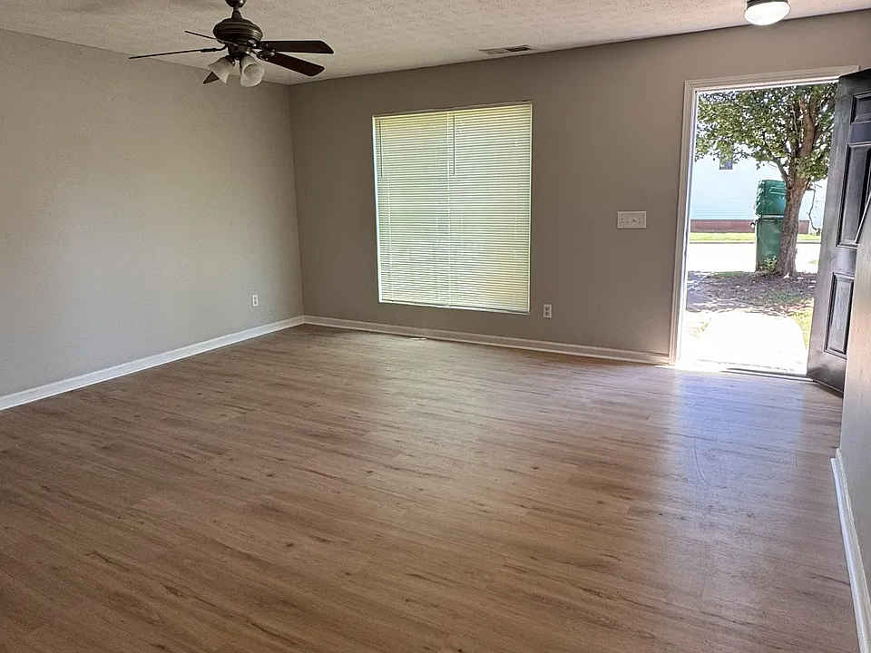 5825 Strathmoor Manor Cir