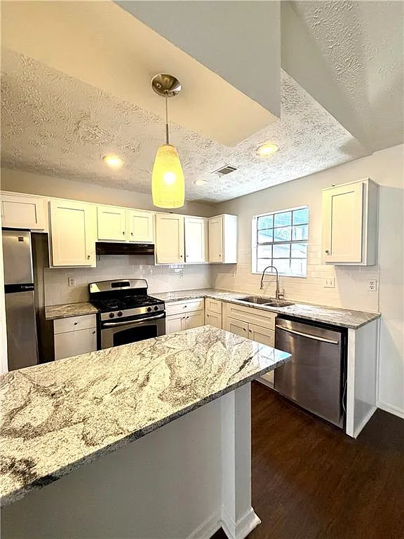 4 bed, 2.0 bath, 1800 sqft, $2,400 — Photo 3
