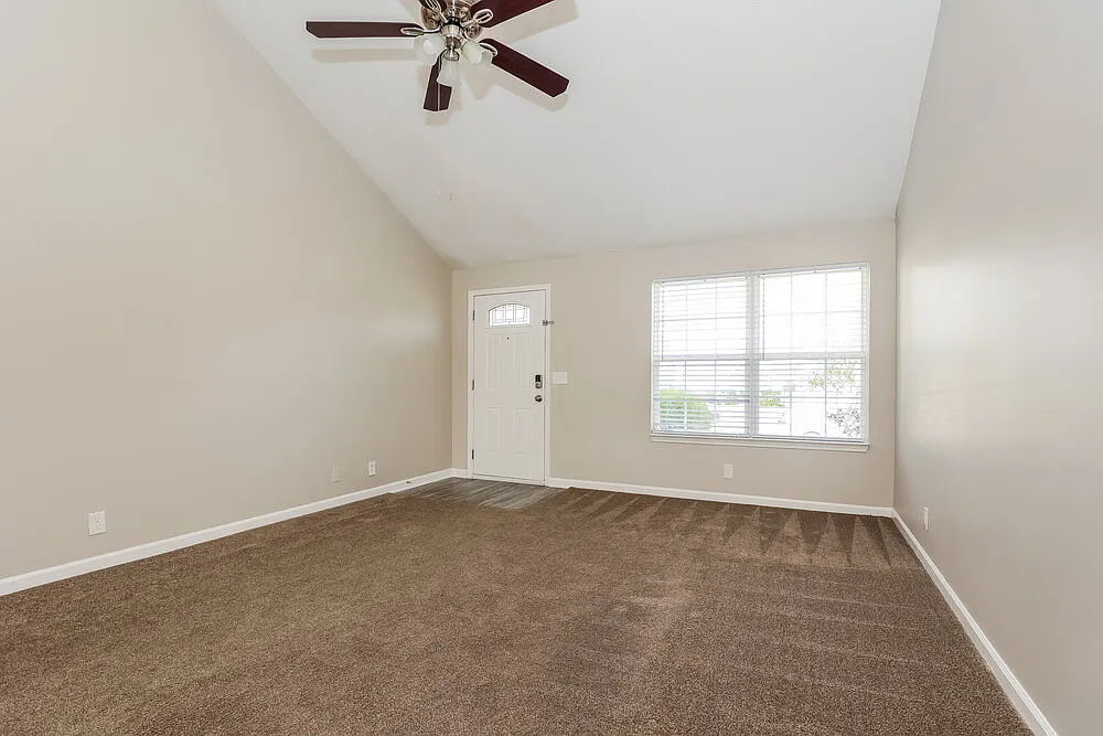 3 bed, 2.0 bath, 1224 sqft, $2,065 — Photo 3