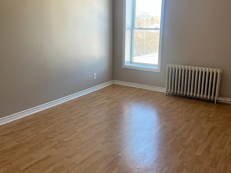 730 Simcoe St S #5 — Photo 3