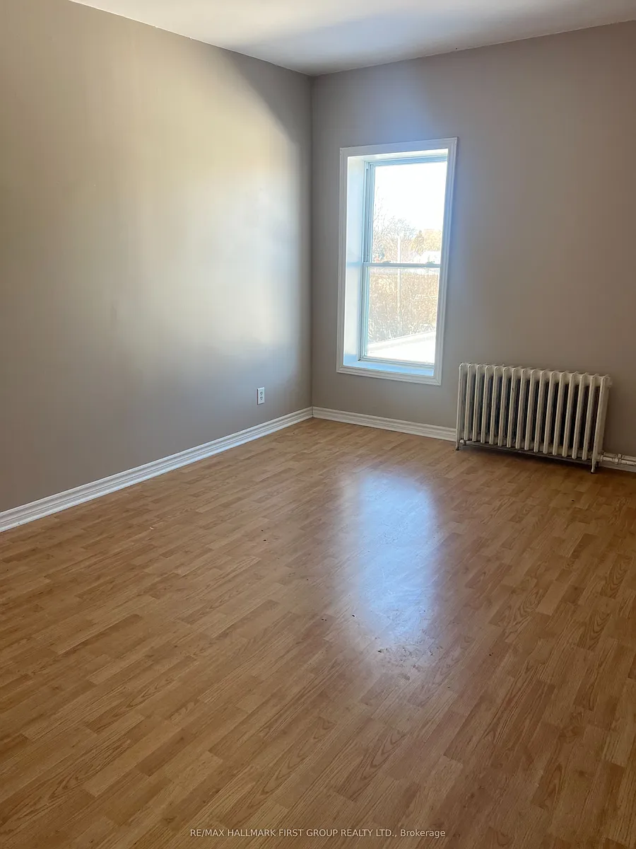 Building Photo - 730 Simcoe St S #5