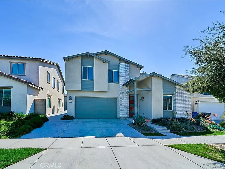 2622 E Embry Ln — Photo 1