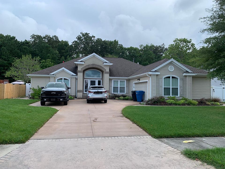 Front of home with side lobe, two car garage.