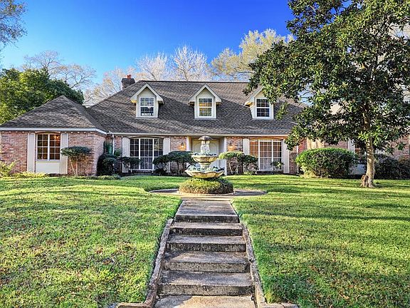 2nd image of 201 Southwood Cir